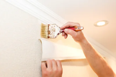 Pose de papier peint à Trigance — revêtements muraux et toiles de verre